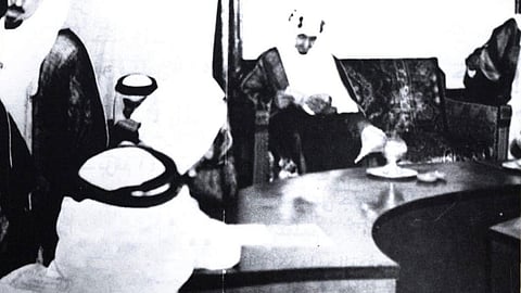 عمرها 79 عامًا.. صورة تاريخية توثّق اجتماع الملك فيصل مع أعضاء مجلس الشورى