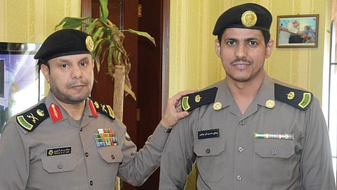 مدير شرطة جازان يقلِّد الهلالي رتبته الجديدة «رائد»