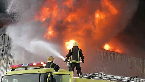 إجلاء 4 نساء و3 أطفال احتجزتهم النيران بمنزل في حي النهضة بتبوك