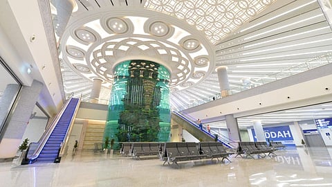 بالصور.. مطار الملك عبدالعزيز الجديد يدشن أكبر حوض أسماك في مطار بالعالم