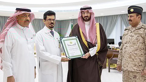 وزير الحرس الوطني يقلِّد اللواء طبيب البارقي وسام الملك فهد