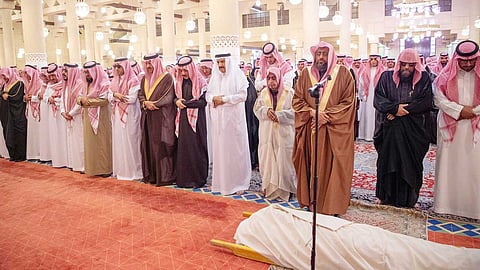 خادم الحرمين الشريفين يؤدي صلاة الميت على الأمير متعب بن عبدالعزيز