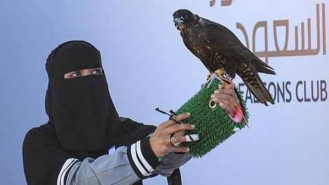 مُتحدية ألفي رجل.. «عذاري» أوَّل سعوديَّة تشارك في مهرجان الملك عبدالعزيز للصقور