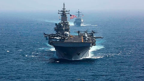 البحرية الأمريكية تضبط قاربًا يحمل أجزاء صواريخ متطورة في طريقها للحوثي