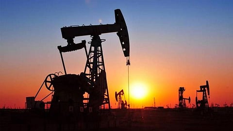 النفط يتحول للمكاسب مع توقعات بخفض أكبر بالإمدادات