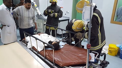 بالصور.. «مدني طبرجل» ينقذ يد طفلة علقت بـ«فرامة لحم»