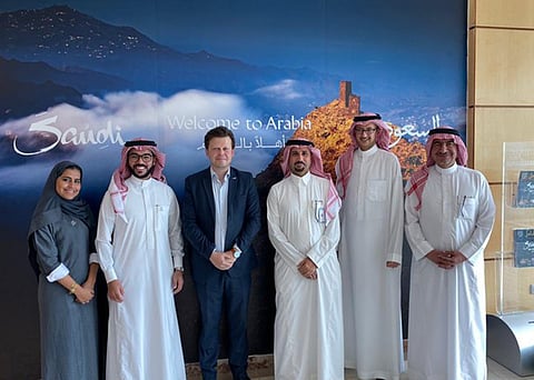 بحث نقل التجارب الأمريكية والسويسرية في مجالات السياحة والضيافة للكوادر السعودية