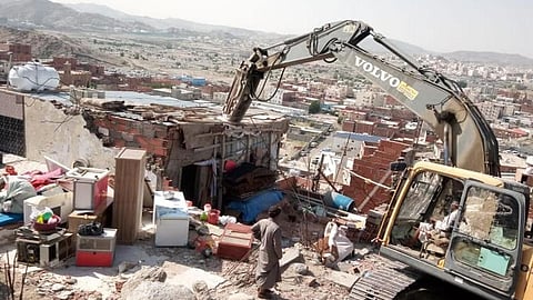 بالصور.. تحرير أراضٍ من التعديات بمكة.. ومداهمات تتلف «أغذية مجهولة»