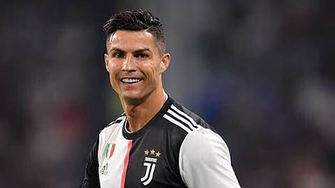 بالفيديو.. رونالدو يثور غضبًا بعد نزول مشجع لأرضية الملعب