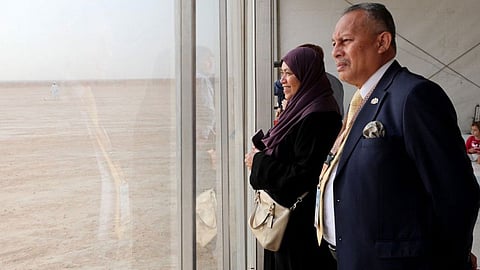 بالصور.. السفير الماليزي وقرينته يتجولان داخل مهرجان الصقور بالرياض