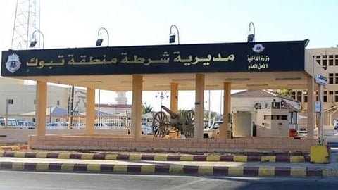 إيقاف مواطن بتبوك وإحالته للنيابة العامة لادعائه تكاسل الأجهزة الأمنية