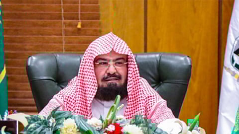 السديس يوجّه بتسوية وضع المتعاقدين مع الرسميين في العمل والراحات