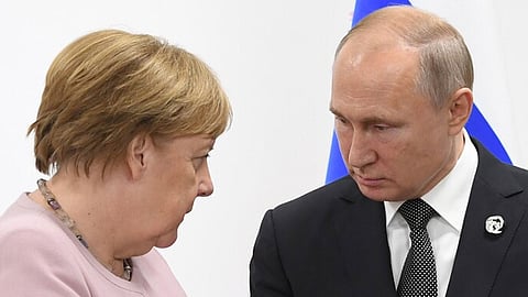 ميركل وبوتين يؤكدان ضرورة تكثيف الجهود لتسوية الأزمة في ليبيا