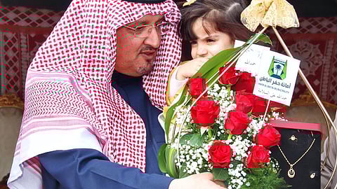 بالصور.. أمين حفر الباطن يزور الطفلة «الزين» ضحية «هجوم الكلب»