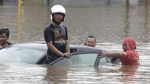 بالصور..16 قتيلًا وتشريد عشرات الآلاف الإندونيسيين بسبب «الفيضانات»