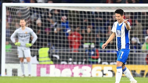 الصينيون يحتفلون بهدف وو لي في برشلونة