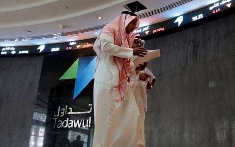 سوق الأسهم تتراجع هامشيًّا.. وتتماسك بالقرب من مستوى 8200 نقطة