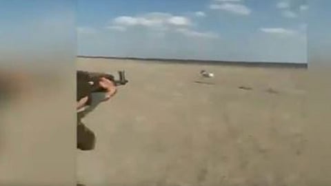 «صائد الغزلان» يثير موجة غضب.. و«الحياة الفطرية» تتوعده