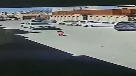 بالفيديو.. سائق يدهس طفلة ويسحبها من تحت سيارته على قارعة الطريق ويحاول الفرار