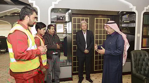 بالصور.. «النقل» تكرم 3 عمال ساعدوا مواطنًا تعطلت مركبته جنوب الرياض