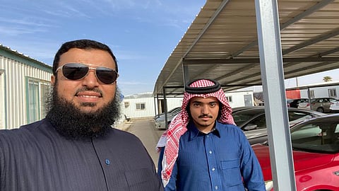 بالفيديو.. صاحب شركة مقاولات يفاجئ سائق أجرة بـ«خبر سار»