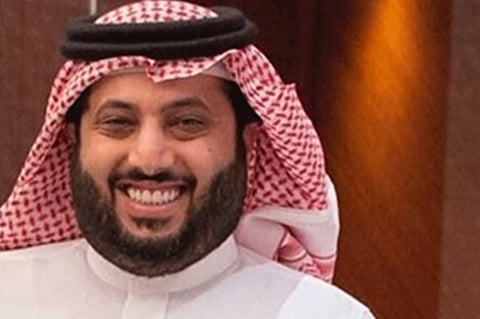 آل الشيخ يتفاعل مع طفل من ذوي الاحتياجات الخاصة بعد منعه من دخول مدينة الألعاب