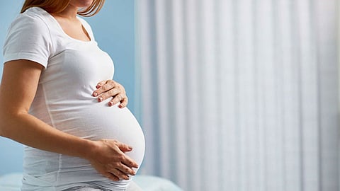 مجلة متخصصة تحذر الحوامل وتفسر سبب تورم الأقدام