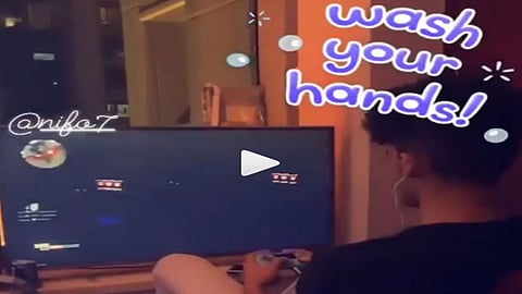 بعد أنباء اعتقاله.. دايلر يفاجئ الجميع بالظهور وهو يلعب في شقته