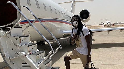 محترف الهلال يستعين بطائرة خاصة للسفر إلى فرنسا