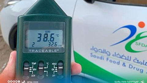 بالصور.. ضبط مستودع مخالف يخزن أكثر من 29 ألف عبوة معقمات بجازان