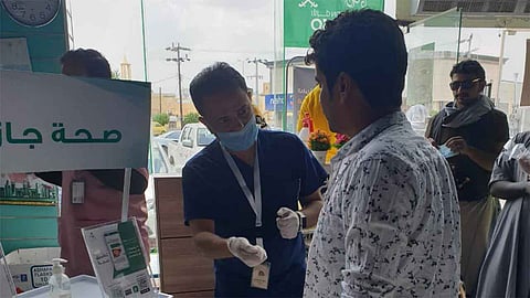 بالصور.. فرز بصري ومسح حراري للمتسوقين في جازان