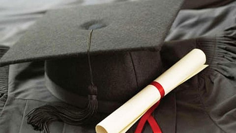 "أمجاد الفريدي" تنال البكالوريوس من كلية البكيرية