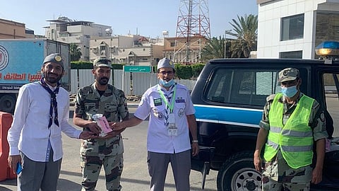 بالصور.. كشافة وأندية الحي تشارك أبطال الصحة والأمن فرحتهم بالعيد في الطائف