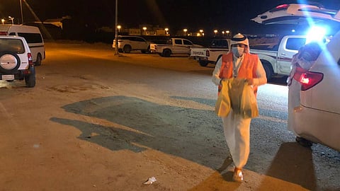 بالصور.. فريق سواعد الخير التطوعي يُعايد نُزلاء المحجر الصحي