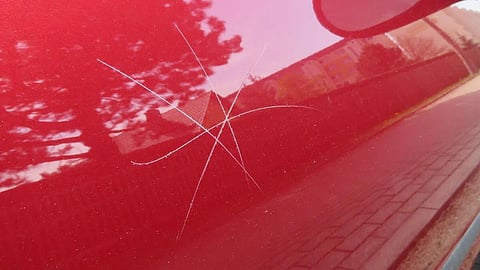 طفلة تتسبب في إتلاف طلاء 37 سيارة.. والأضرار 34 ألف دولار