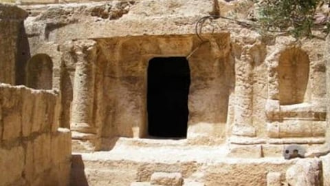 ذَكَّرَ المتابعين برجل الكهف الذي نام 20 عامًا.. معتكفٌ خرج بعد 75 يومًا ليُفاجَأ بكورونا