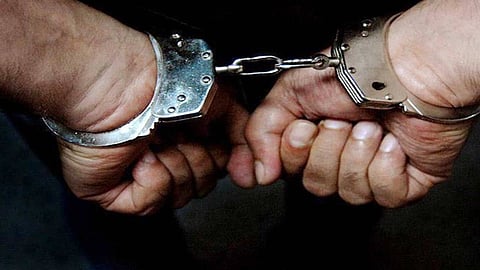 الإطاحة بمُشعل النار في المركبات بأحد أحياء مكة وناشرها على مواقع التواصل الاجتماعي