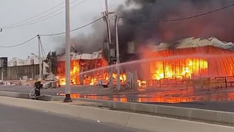 بالصور.. السيطرة على حريق هائل بعدد من ورش النجارة والألومنيوم بجازان