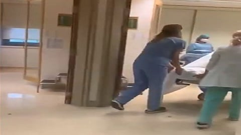 فيديو.. امرأة وجنينها ينجوان من انفجار مرفأ بيروت خلال عملية ولادة