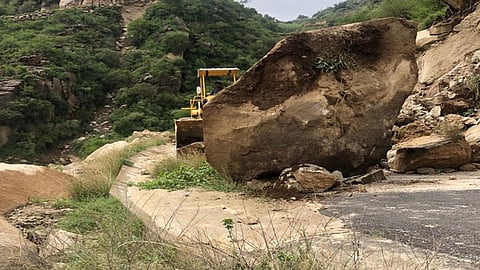 بالصور.. بلدية العارضة ترفع الصخور من على الطرق الجبلية
