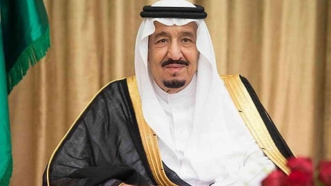 صورة عمرها 67 عامًا للملك سلمان وأمراء خلال أداء العرضة السعودية