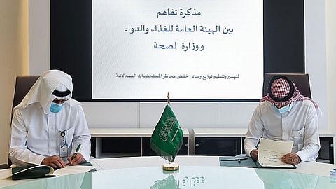 مذكرة تفاهم بين «الصحة» و«الغذاء والدواء» في مجال وسائل خفض مخاطر المستحضرات الصيدلانية