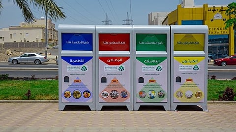 بالصور.. تركيب حاويات لفرز النفايات بالمدينة المنورة