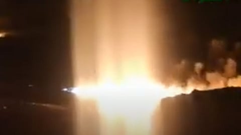 بالفيديو.. اندلاع حريقين كبيرين بأنبوبي نقل نفط شمال شرق الجزائر قرب ليبيا