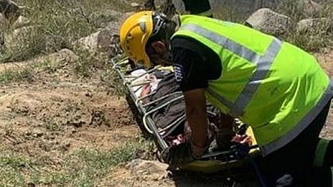 بالصور.. رجال مدني عسير يسيرون 4 كم لإنقاذ شخصين علقا بمرتفع جبلي وعر