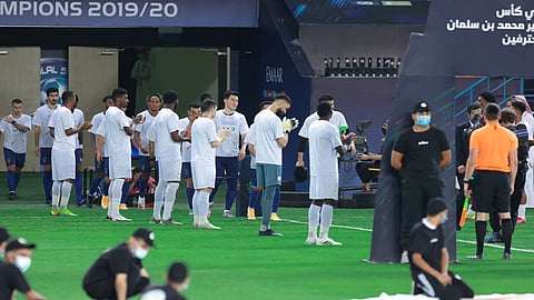 بالصور.. الشباب يقيم ممرًا شرفيًّا للهلال بطل دوري المحترفين