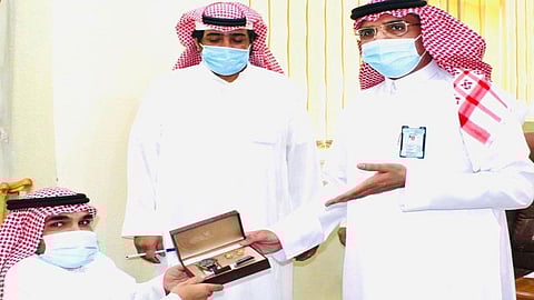 «تعليم تبوك» تكرم الموظف إبراهيم العُمري.. وتوضح السبب