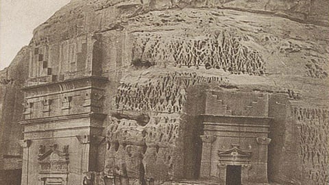 صورة نادرة لـ«قبر نبطي» في الحِجْر تعود لـ106 سنوات