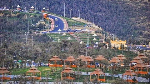 طقس الأحد: سحب رعدية ممطرة ورياح وأتربة على عدة مناطق