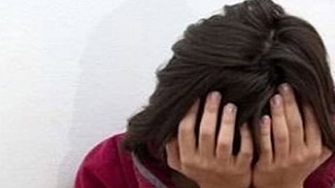 اتفقت مع زوجها على تصويرها بأوضاع مُخلّة للحصول على المال.. اعترافات ثلاثينية خلف القضبان.. والطرف الثالث يُكذّبها